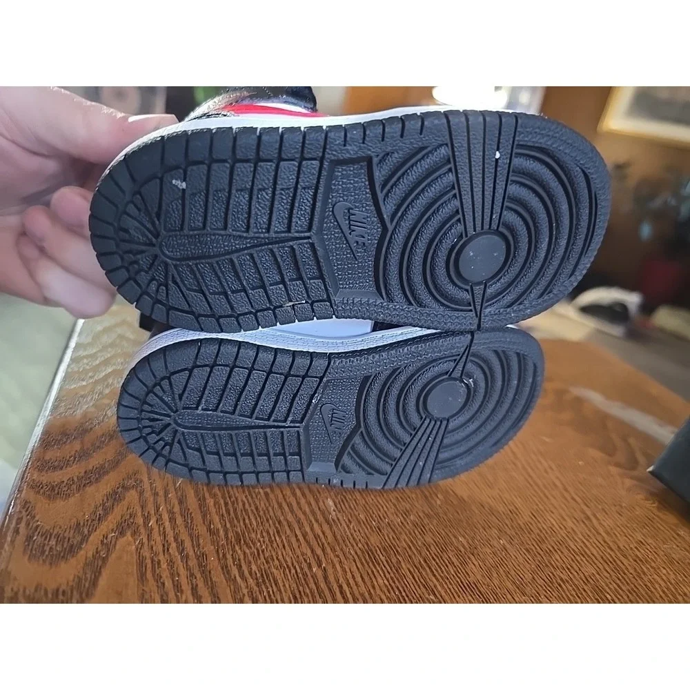 Jordan‎ 1 Mid Bred Toe Size 6c
